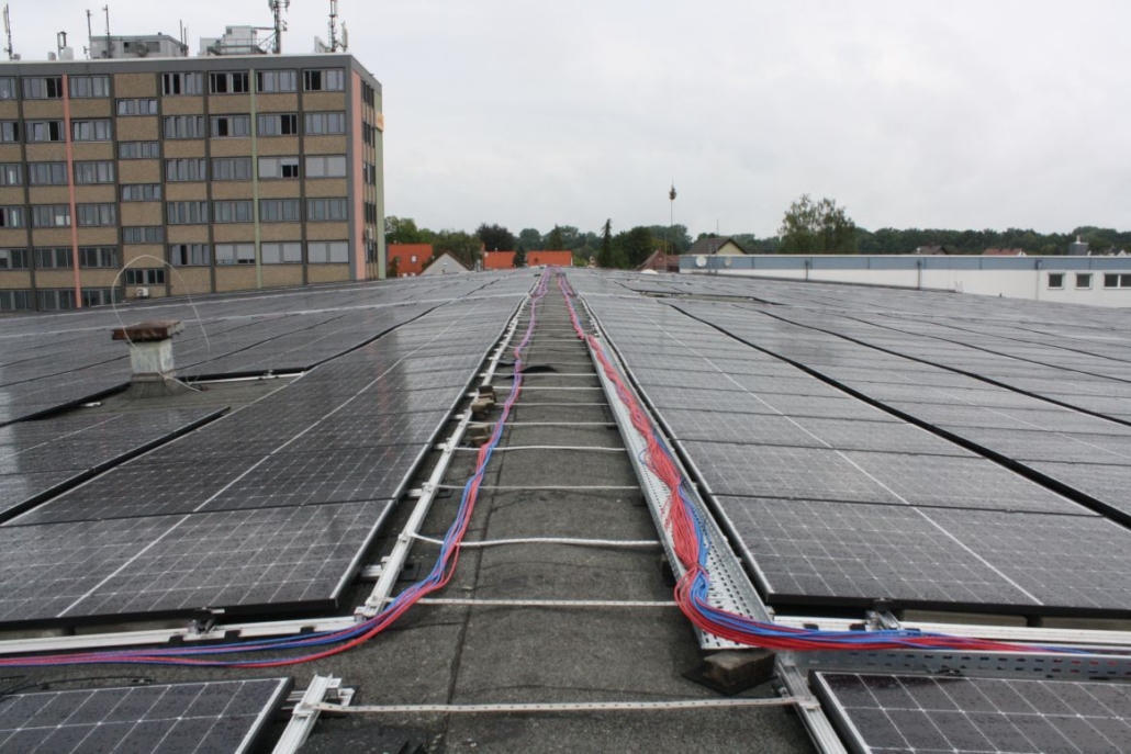 Verkabelung am First der PV-Anlage Kilianstraße